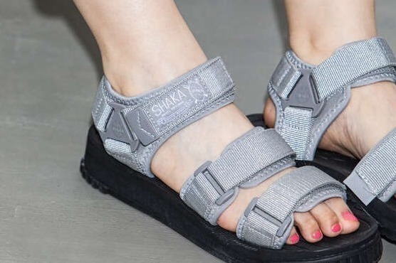 ローズ バッド別注“メタリックカラー”のスポーツサンダル、「シャカ」の人気モデルがベース