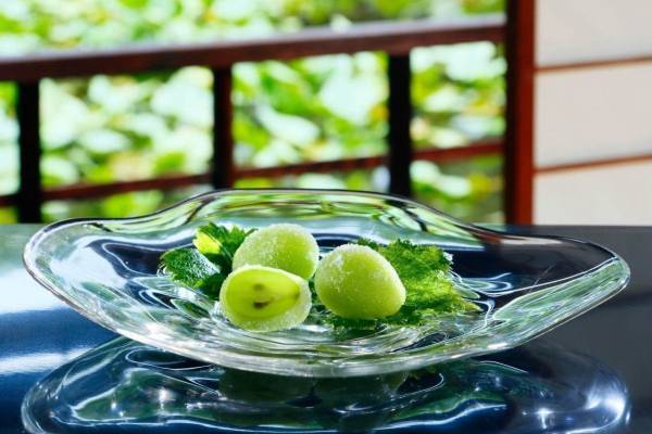 旬のマスカットを1粒丸ごと！宗家 源 吉兆庵の和菓子、もちもち求肥で包んだジューシーマスカット