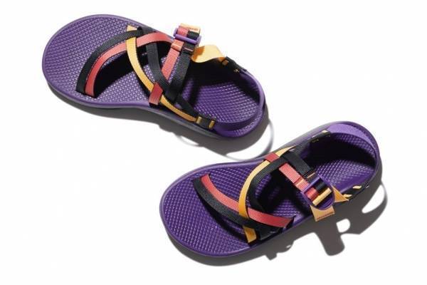 スノーピークとチャコの新作“マルチカラー”サンダル、90年代キャンプギアや自然から着想