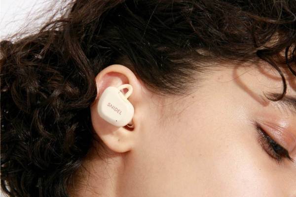 スナイデル限定ワイヤレスイヤホン“肌を綺麗に魅せる”オレンジベージュ、トウカベースとコラボ