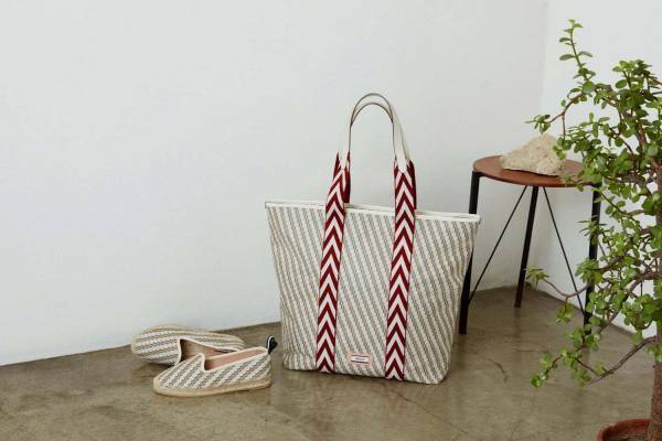 バリー「BBプリント」新作“B”モノグラムプリントを配したトートバッグやシューズ