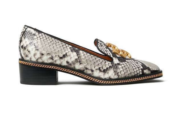 トリー バーチ“女性飛行家”イメージの新作ローファー、シックなグラデーション模様で登場