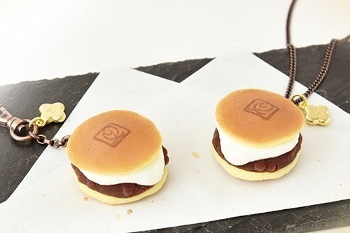 Q-pot.「クリーム どら焼き」ネックレス、もちもち生地＆とろ～りクリームをリアルに再現