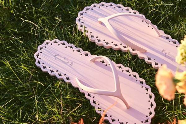 “ローズ＆すずらんエキス”生まれのスカラップサンダル、新ブランド「カルロッタ レイ」誕生