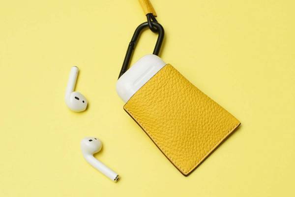 ネームから斜め掛け可能なオレンジのレザースマホケース＆扇子ケースなど、小物ブランド「イッチ」とコラボ