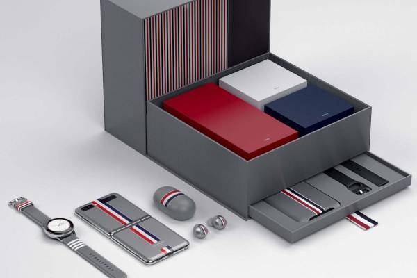 トム ブラウン×サムスンの折り畳みスマホGalaxy Z Flip、スマートウォッチやイヤホンも同梱