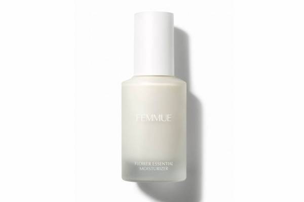 ファミュ初の乳液、“カメリアの花びら”のようなふんわりテクスチャー＆フラワーオイル入り