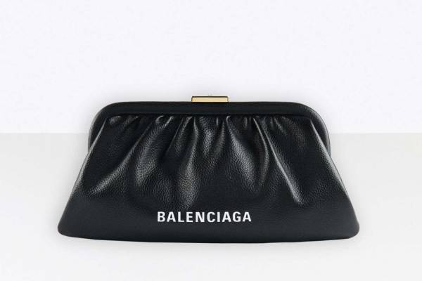 バレンシアガの新バッグ「クラウド」ショルダーにもなる、がま口タイプのクラッチ＆コインパース