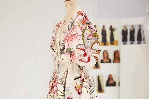 アレキサンダー・マックイーン“絵画”のようなドレスが誕生するまで、20年春夏の制作裏を公開