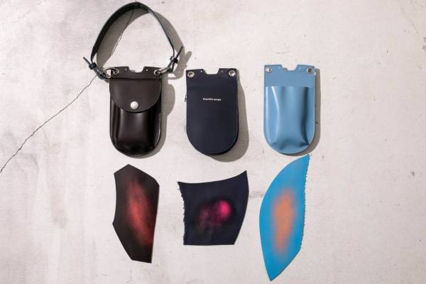 ビューティフルピープル、使い込むと“空色グラデ”が現れる「フォルダーバッグ」新作