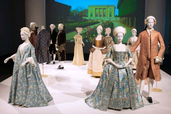 神戸ファッション美術館でNY名キュレーターによる特別展、ロココ～現代の西洋ドレスや写真など約150点