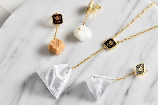 Q-pot.“優雅なティータイム”アクセサリー、角砂糖のピアスや“茶葉入り”ティーバッグのネックレス