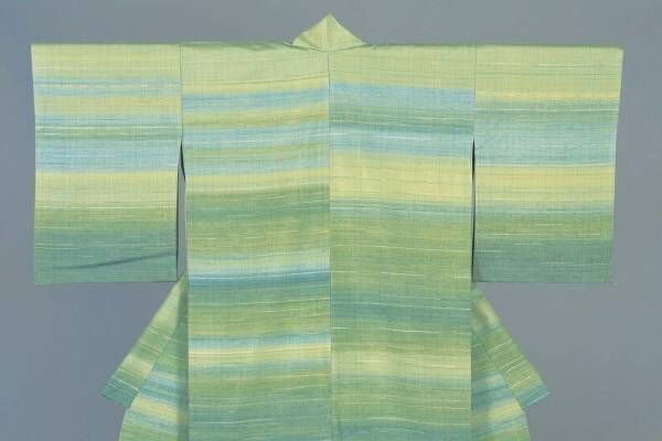 「志村ふくみ展」姫路市立美術館で、“人間国宝”の染織家による草木染の紬織着物100点が集結