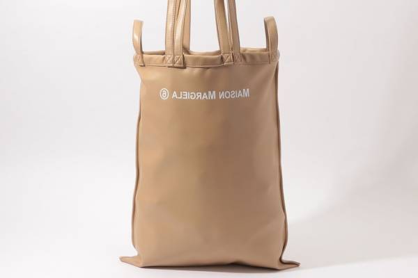 エムエム6 メゾン マルジェラ“反転ロゴ”の3WAYトート＆ストライプ柄ワンピ、エディション限定で