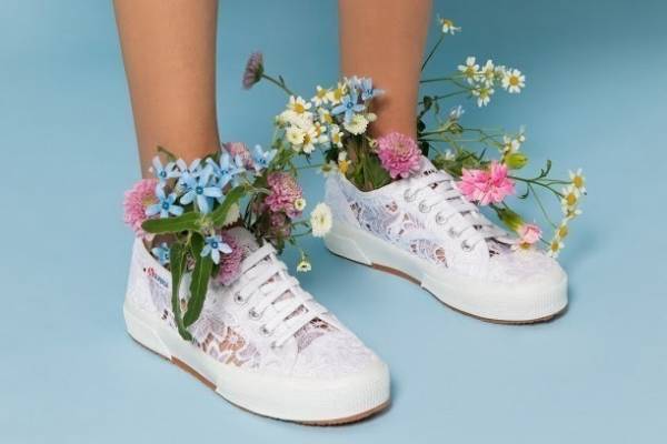 スペルガ“マクラメレース”のウィメンズスニーカー、透け感レースで涼やかな足元に