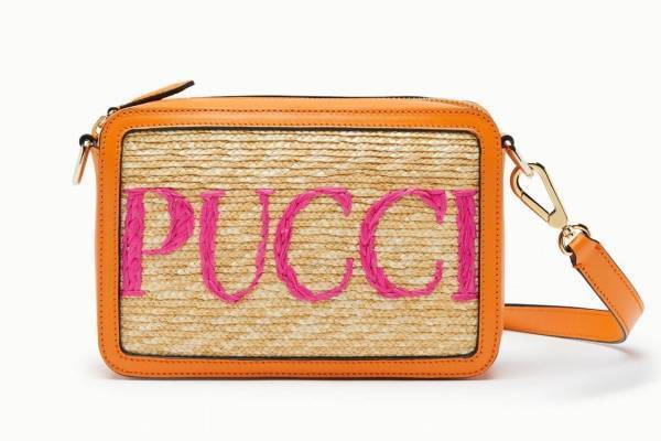 エミリオ・プッチ新作、ラフィア素材の「カメラバッグ」カラフルな“PUCCI”ロゴを刺繍