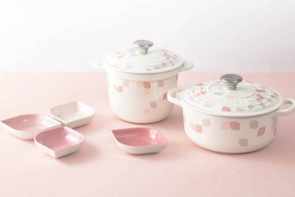 ル・クルーゼ“花びら”がひらりと舞う「ペタル」キッチンウェア、ココット鍋や小皿セット