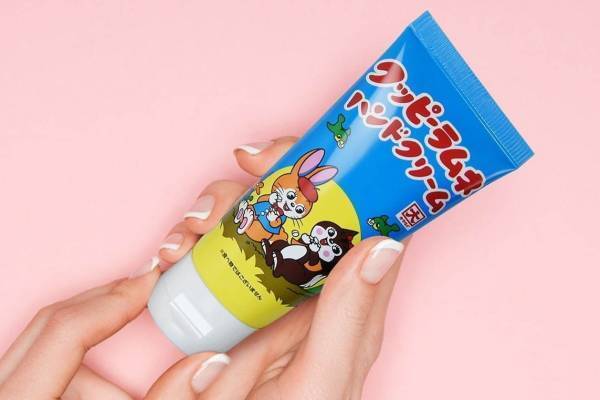 「クッピーラムネ」がハンドクリームに！甘酸っぱい香り＆レトロなパッケージを再現