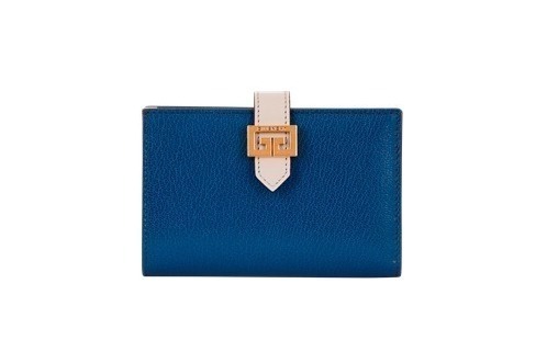 ジバンシィの人気「ウィメンズ・ウォレット」特集、“V”ステッチ入りのミニ財布&ロング財布など