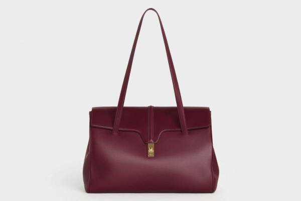 セリーヌ新作バッグ「16(セーズ) ソフト」柔らかなレザー＆ゴールドのターンロックのハンドバッグ