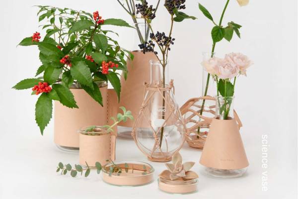 エンダースキーマから新ライン「サイエンス ベース：化瓶」レザーを纏う実験器具が花器やオブジェに