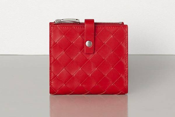 ボッテガ・ヴェネタの人気「ウィメンズ・ウォレット」編込みレザー“イントレチャート”のミニ財布など