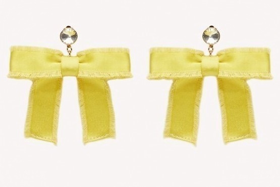 レッド ヴァレンティノの人気ジュエリー、“リボン”主役の大ぶりイヤリング&ヴェール付きヘアバンド