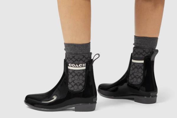 コーチ“雨の日もおしゃれにみせる”新レインブーツ、サイドゴアにシグネチャーパターン＆ロゴ入り