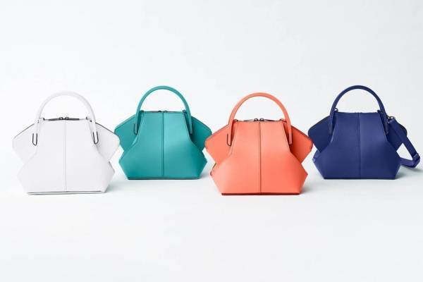 グッド グッズ イッセイ ミヤケ平面から立体になるバッグ「ファントム」コーラルなど新色