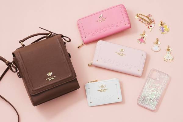 サマンサタバサプチチョイス×『カードキャプターさくら』“封印の杖”モチーフの桜色ウォレットなど