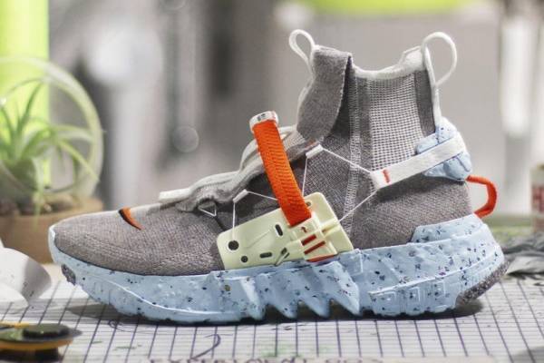 ナイキの新作「ナイキ スペース ヒッピー」“宇宙ゴミ”想定の廃棄物をリサイクルした実験的スニーカー