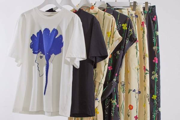 アキラナカの“フラワープリント”別注ワンピースなど、ステュディオス ウィメンズ・表参道の新店舗で