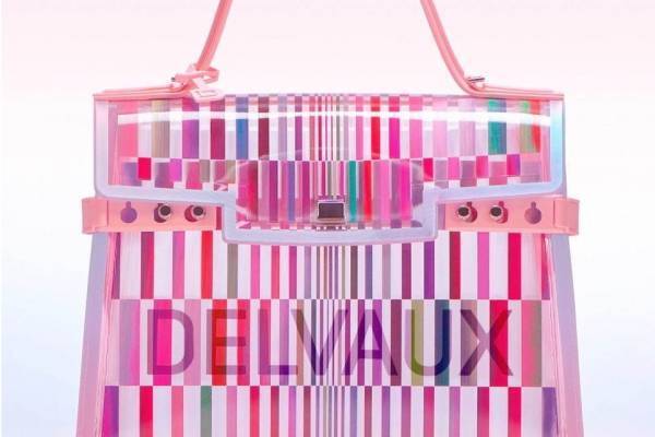 デルヴォー“ロゴが浮かび上がる”新作クリアバッグ、光や角度によって色が変化