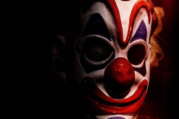 ホラー映画『ホーンテッド 世界一怖いお化け屋敷』“殺人鬼”の住む館が舞台、絶望のスパイラルを描く