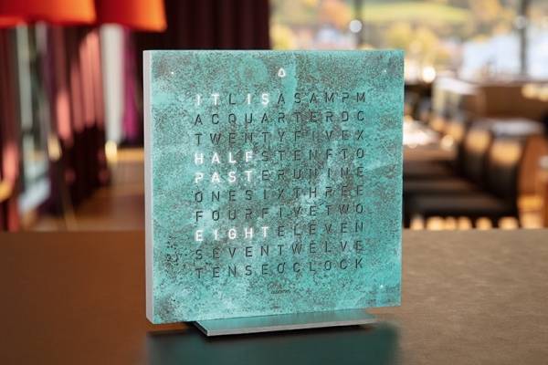 アルファベットで時刻を表示する時計「クロックツー」“緑青”や“シルバー＆ゴールド”の新作