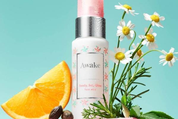 ヴィーガンコスメ「アウェイク」の新感覚“うるさら”フェイスミスト、一瞬で保湿＆テカリケア