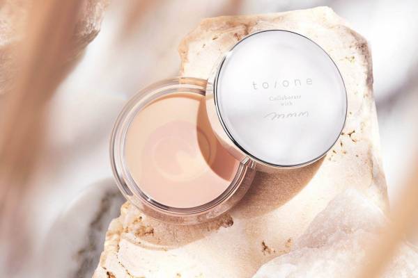 マーブル模様の“塗るあぶらとり紙”トーン×ムーの「スキンスムーザー BC」なめらかセミマット肌に