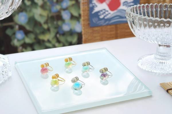 “かき氷”色イヤリング「かき氷ぴあり」シロップのような色が滲む1粒ガラスを耳元に、ジュエリー京都から