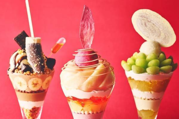 “チョコバナナ”トッピングや白桃のアートなパフェ、ストリングスホテル東京インターコンチネンタルで