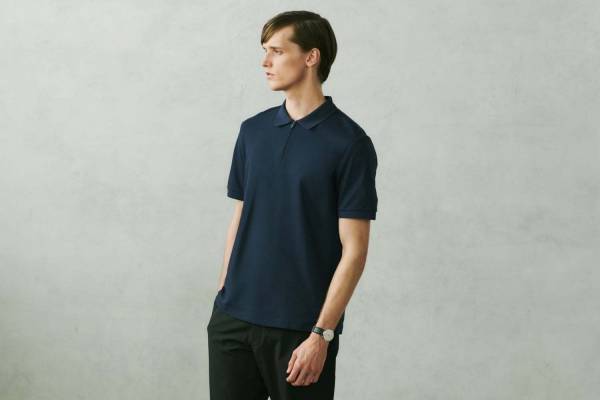 ユニクロ×セオリーのコラボ新作、メンズのエアリズムポロシャツ・感動パンツ＆ウィメンズワンピース