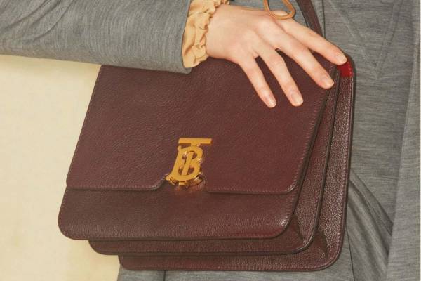 バーバリー新作アイコンバッグ「アリス」TBモチーフが輝く“かっちりフォルム”のレザーバッグ