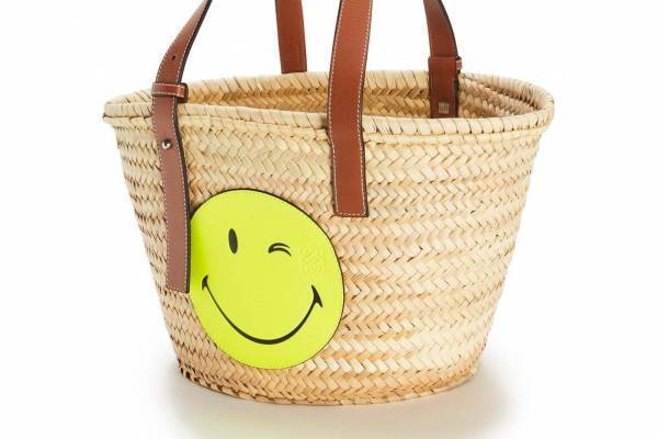 ロエベ“スマイル”マークを配したバッグやTシャツ、「パウラズ イビザ」コラボより