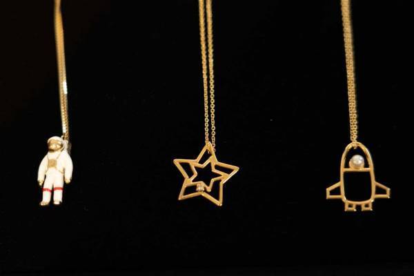 アリータの「宇宙アクセサリー」ロケットや宇宙飛行士のネックレスやリング&恐竜シリーズ新作も