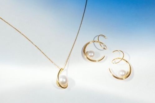 4℃“水”モチーフのパールジュエリー、流れるようなフォルムのネックレスやピアスなど