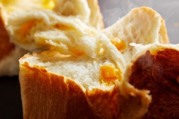 高級食パン専門店「明日が楽しみすぎて」チェダーチーズを“ごろごろ”入れたリッチな新作発売