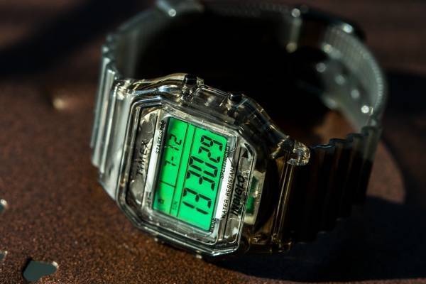 ビームスのタイメックス別注“ブラッククリア”ウォッチ、「オリジナルキャンパー」など