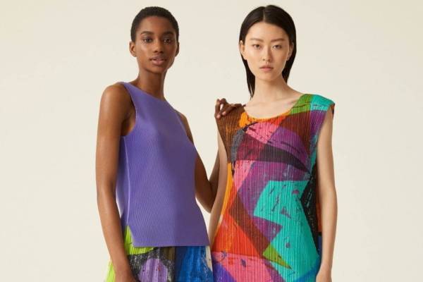 プリーツ プリーズ イッセイ ミヤケ新作ウェア、“楽器の音”を表現したプリントドレスやパンツ