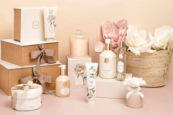 ラリン「ピオニーガーデニア」フレッシュ＆エレガントな花々の香りのボディケア＆ルームフレグランス