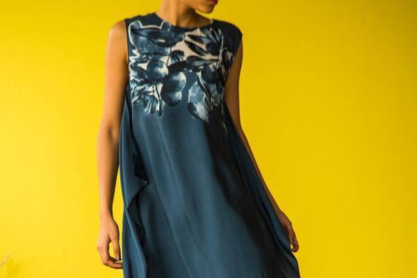 HaaT「実りの秋」イメージの新作、“果実の収穫”手描きドレスや“田園風景”のジャンプスーツ