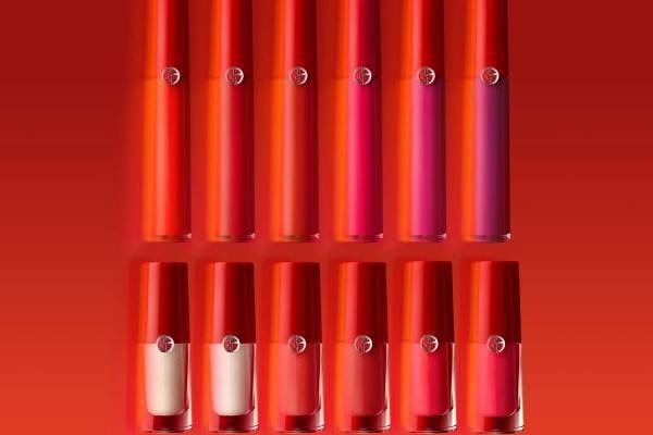 アルマーニ ビューティの“アイコンリップ”が高発色に、ルミナスマット×ビビッドな赤リップなど